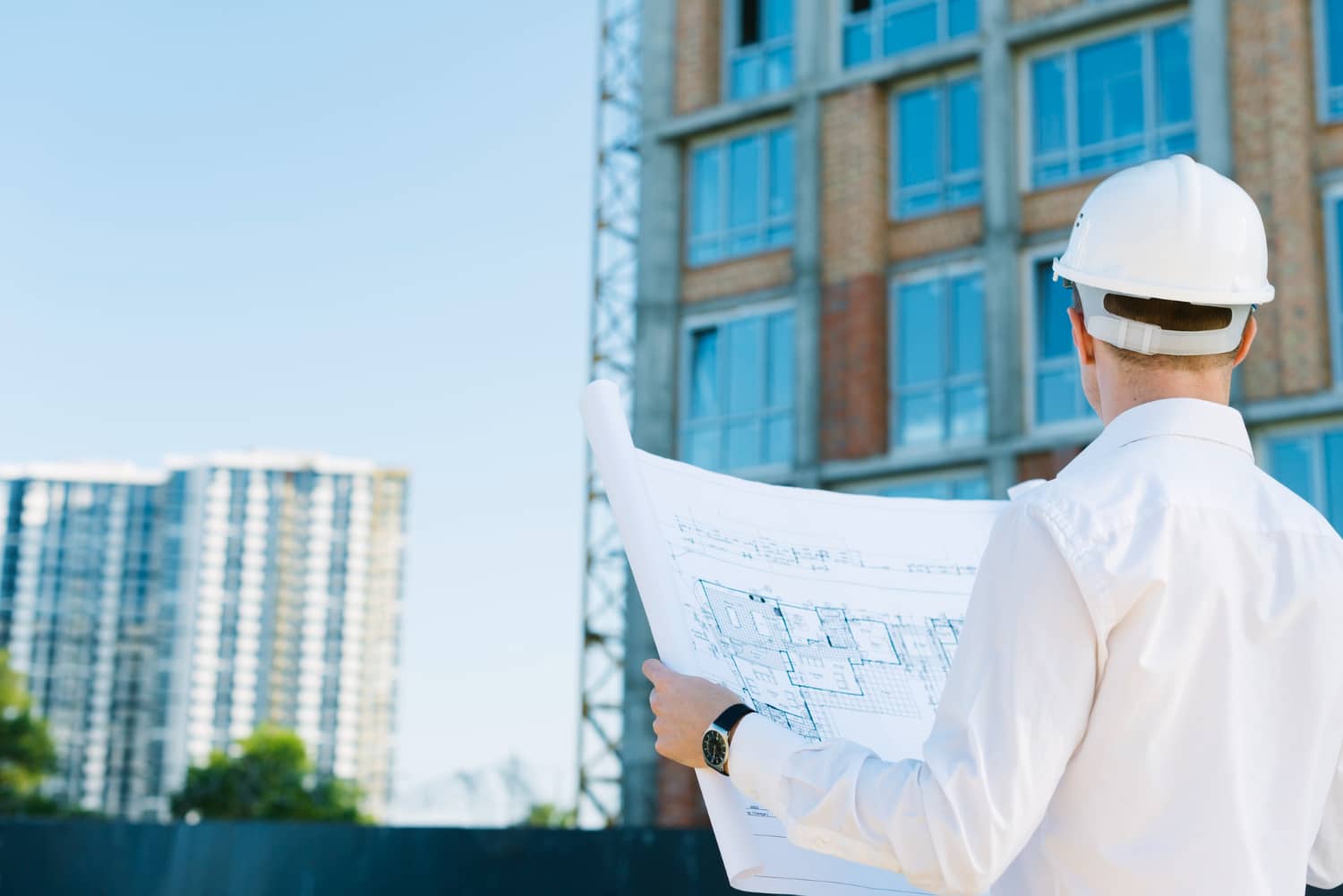 arquitecto trabajando en obra en construcción